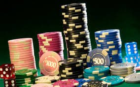 Pengguna Indonesia memainkan kasino langsung toto128 di smartphone dengan tampilan meja blackjack yang responsif